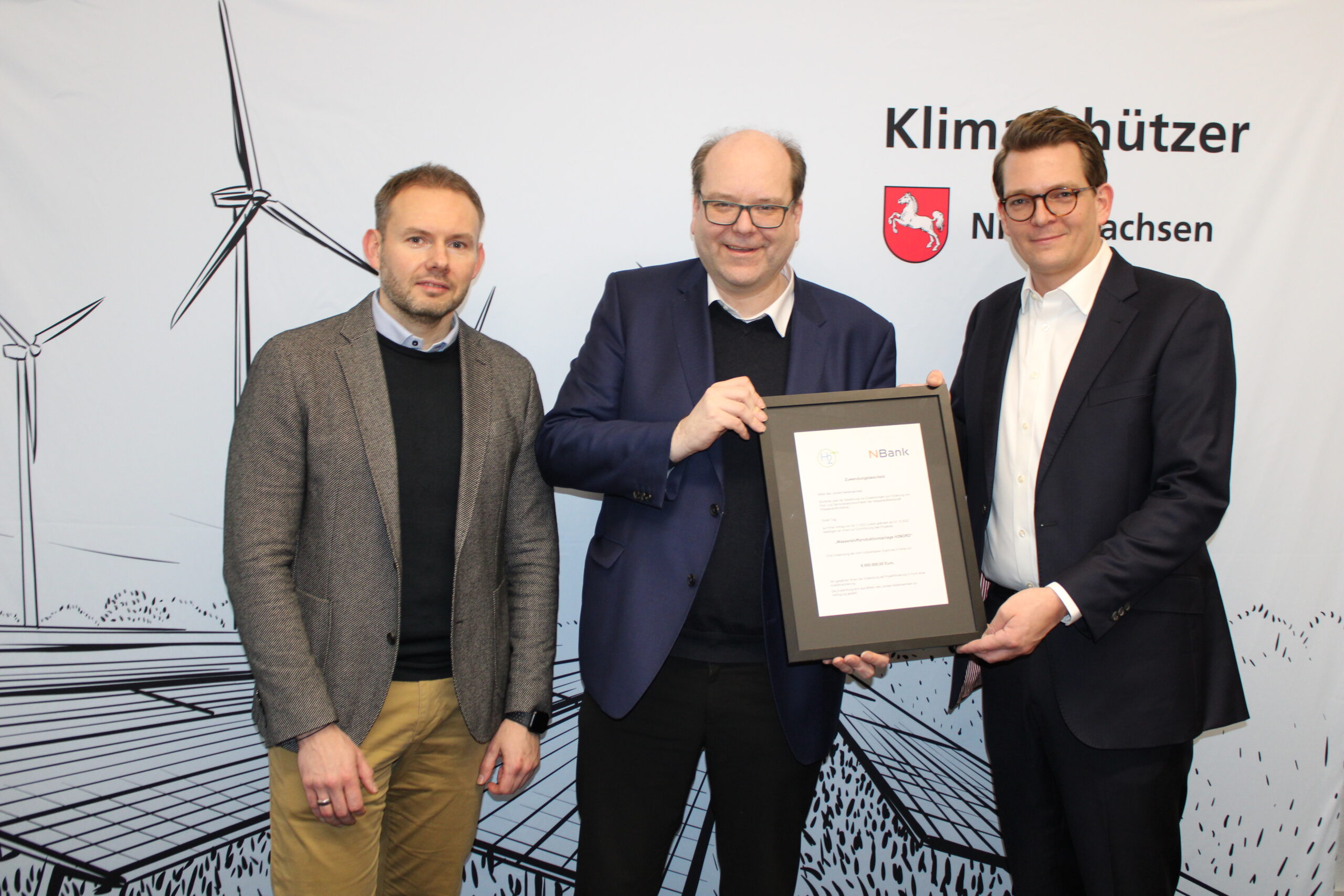 Handover of notification in Hanover: (from left to right: Eugen Firus, Sales Manager H2Nord, Energy Minister Christian Meyer, Claas Mauritz Brons, Managing Director H2Nord).